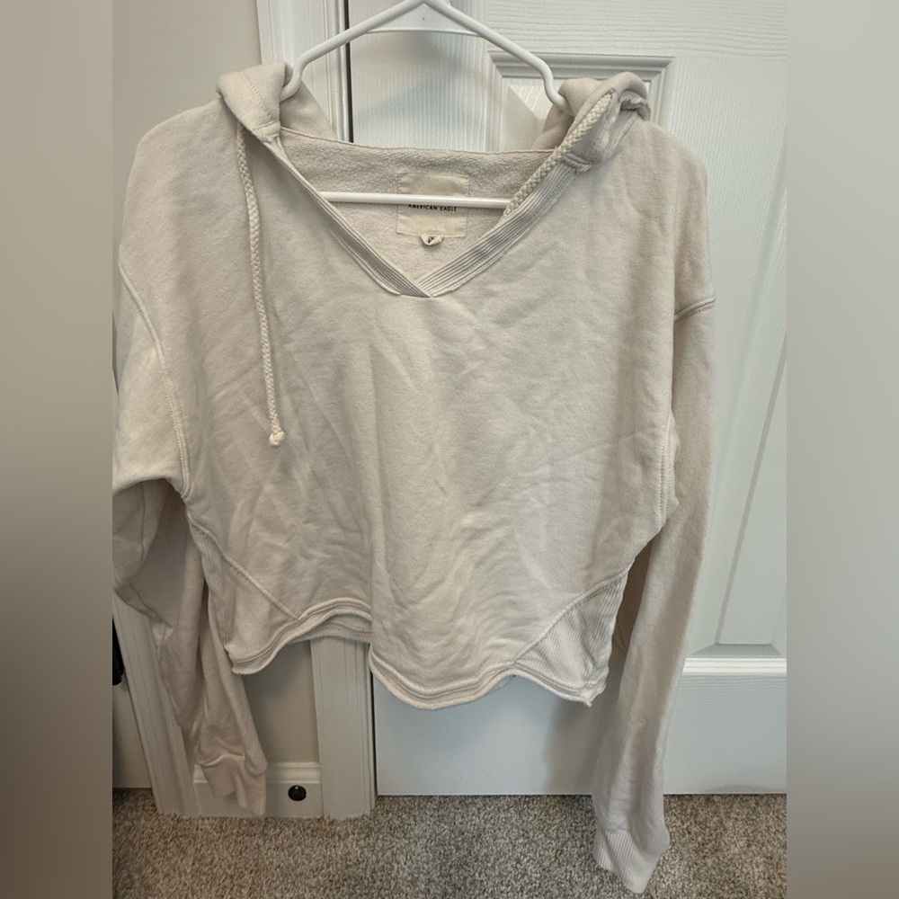 American Eagle Outfitters Cream V‑Neck Cropped Hoodie